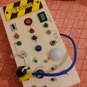 Zákazník D***e obdržel Montessori Busy Board s LED světly.