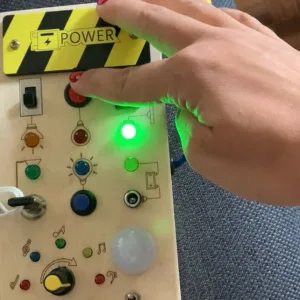 Obdržená Montessori Busy Board s LED světly od zákazníka K****e.