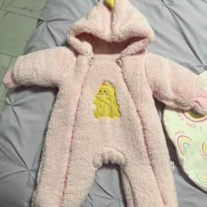 Zákazník P***e obdržel Kapucový overal pro miminko s zesíleným overalem.