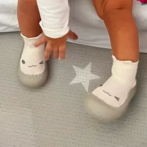 Obdrželi jsme boty pro první kroky typu slip-on s ponožkovým designem od zákazníka B***e.