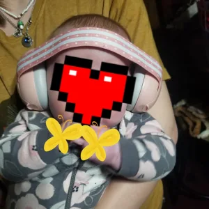 Zákazník L***n nám poslal fotku dětských sluchátek na potlačení hluku.