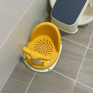 Od zákazníka M****e obdrženo dětské koupací sedátko proti skluzu.