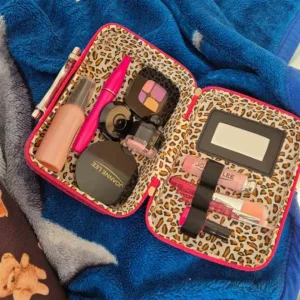 Received children's pretend cosmetic set from customer Q***a.
