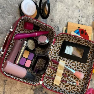 Received children's play makeup set from customer J****i.