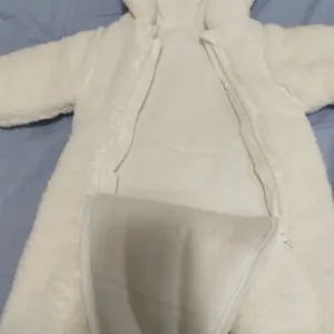 Zákazník L***a obdržel Kapucňový overal pro miminko s výplní.
