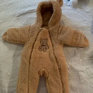 Zákazník C****n obdržel Kapucový overal pro miminko s výplní.