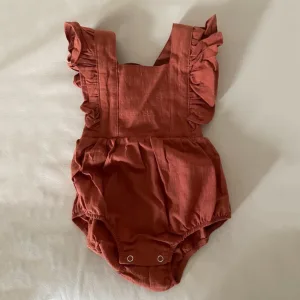 Received sleeveless jumpsuit for girls from customer L***e.