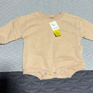 We received a cotton long-sleeve romper for babies from customer V****y.
