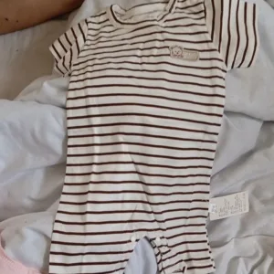 We received a children's short-sleeved overall from customer K*****a.