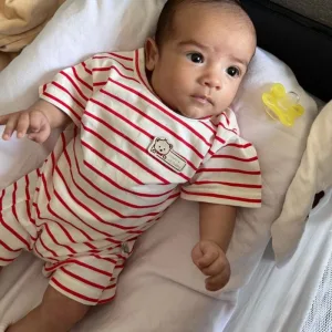 We received a short-sleeved baby overall from customer M***n.