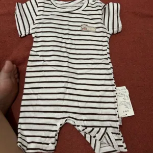 Received baby romper with short sleeves from customer I*****a.