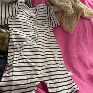 We received a baby romper with short sleeves from customer D******y.