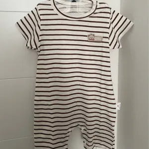 Received children's romper with short sleeves from customer V****r.