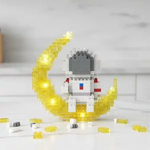 astronaut building blocks, astronaut on the moon toy